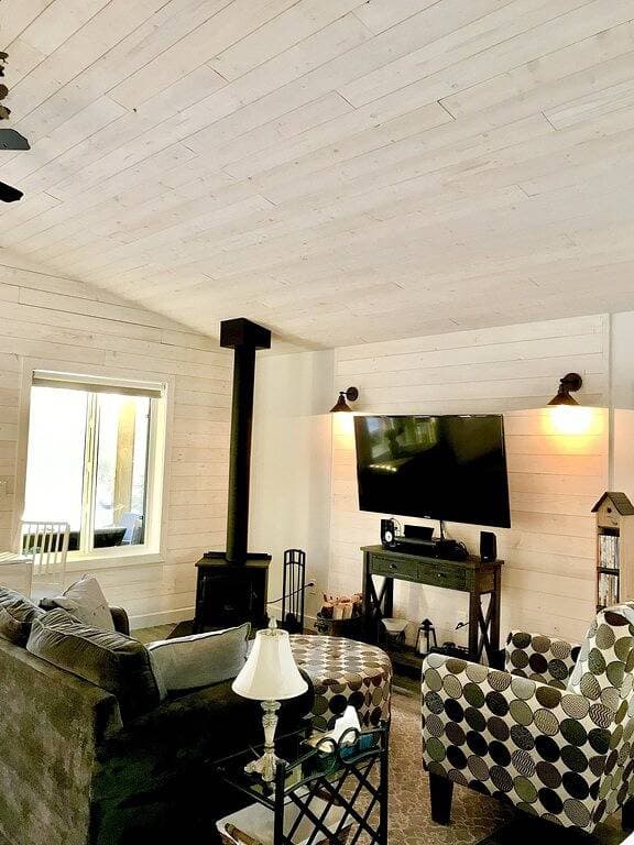 Foto 13 von 43: Cozy, Romantic, Riverfront Cottage