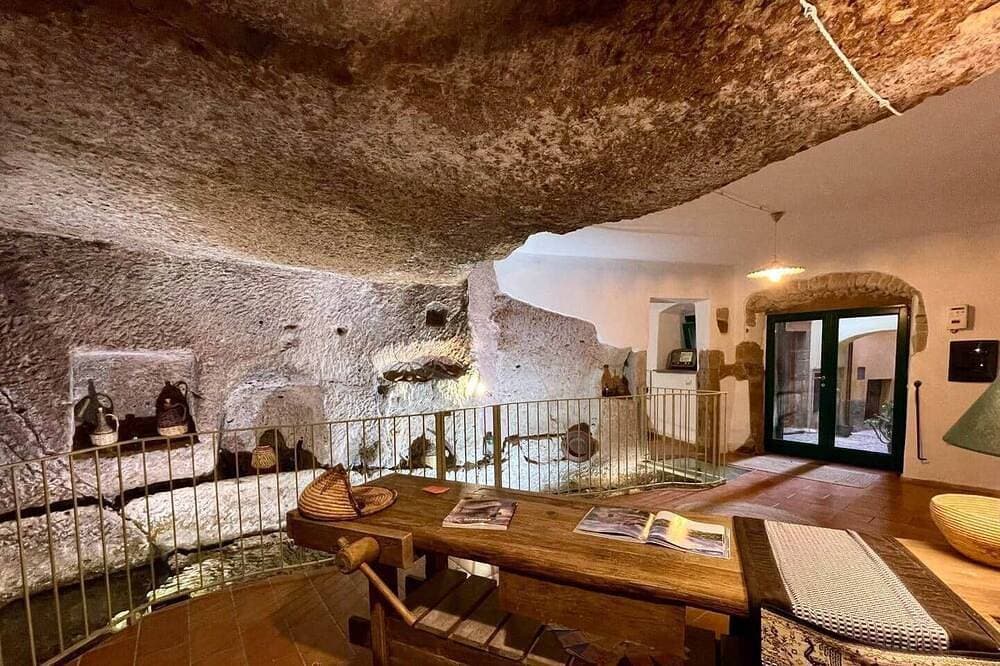 Foto 9 von 14: Sardinian Gallery Sa Pigulosa