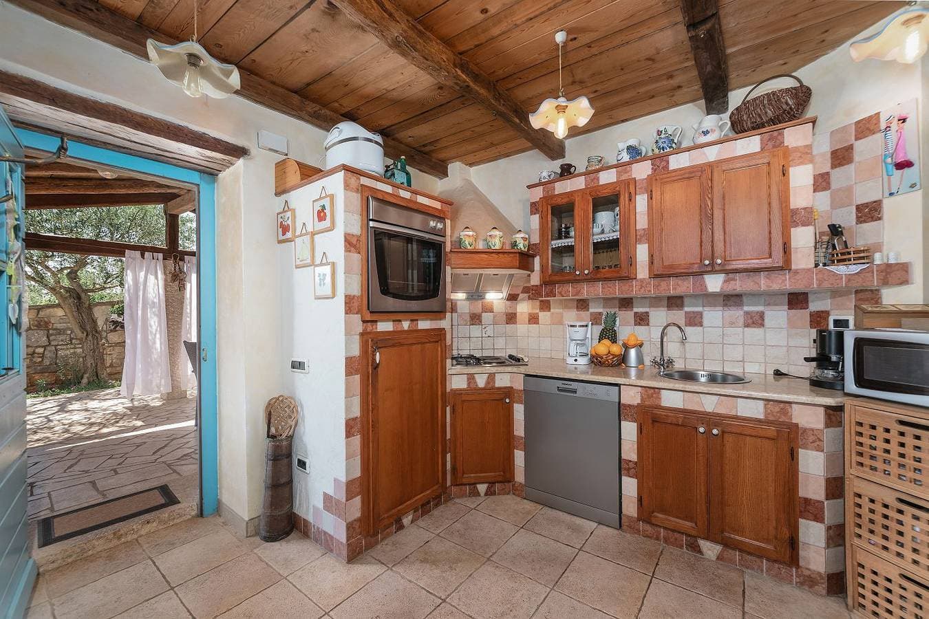 Foto 9 von 36: Mediterranes Steinhaus mit Privatpool, Sauna, Meerblick, Kamin, Sommerkueche
