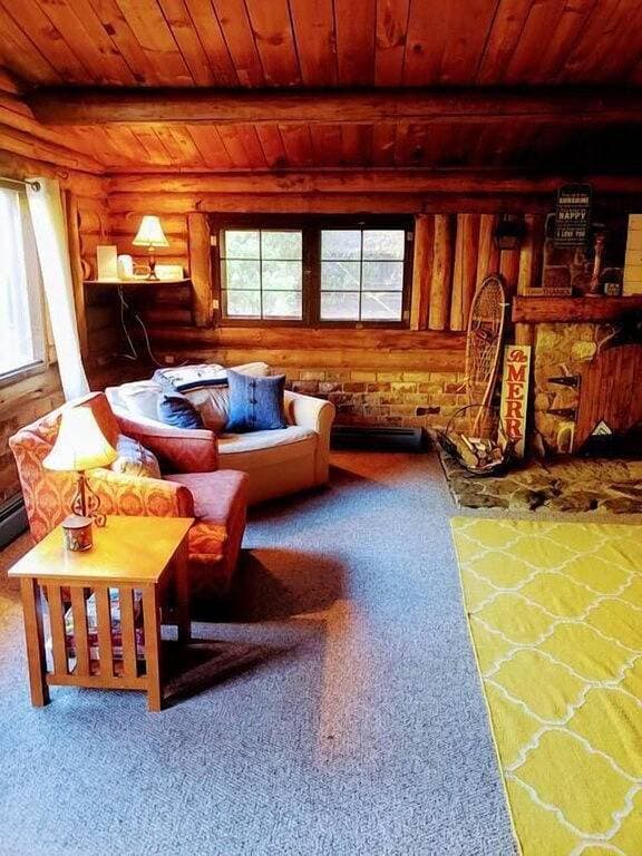 Foto 6 von 23: Rustic Log Cabin #3 - \"The Lodge\"