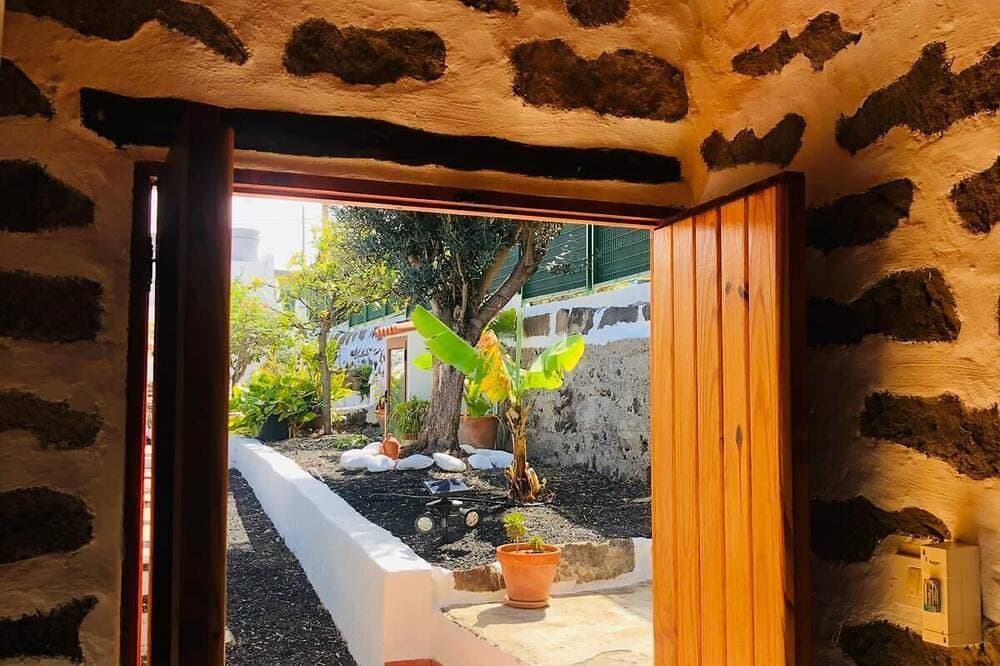 Cabaña en zona tranquila con bonitas vistas, acogedor estilo y cuidado jardín. 1