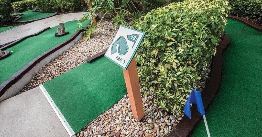 Foto 9 von 50: Pompano Beach | Couples Golf Getaway | Pool + Golf