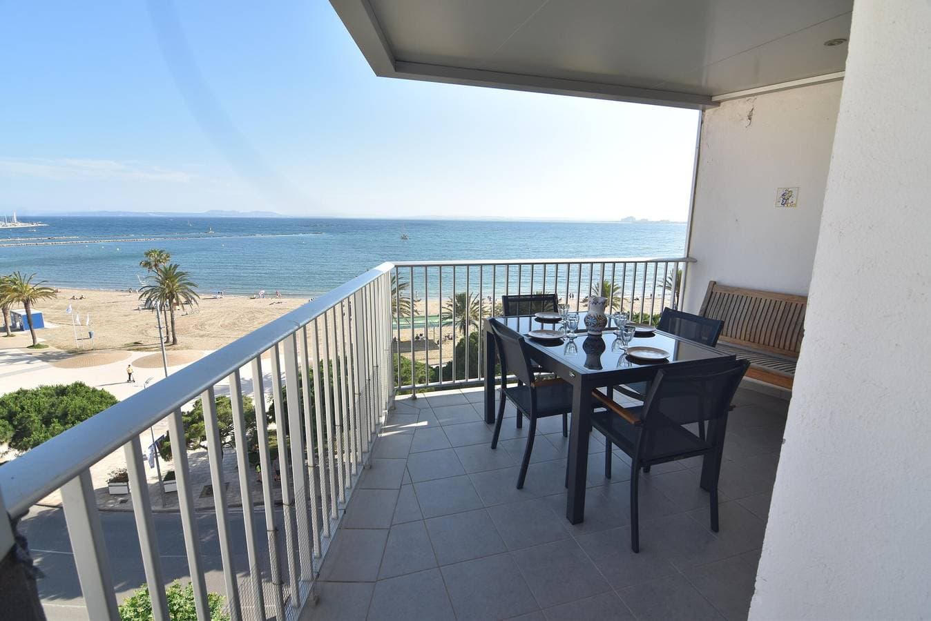 Foto 4 von 22: Apartment direkt am Strand in Roses, Costa Brava! 1 Schlafzimmer, Meerblick, Terrasse, kostenfreies WLAN. Buchen Sie jetzt!