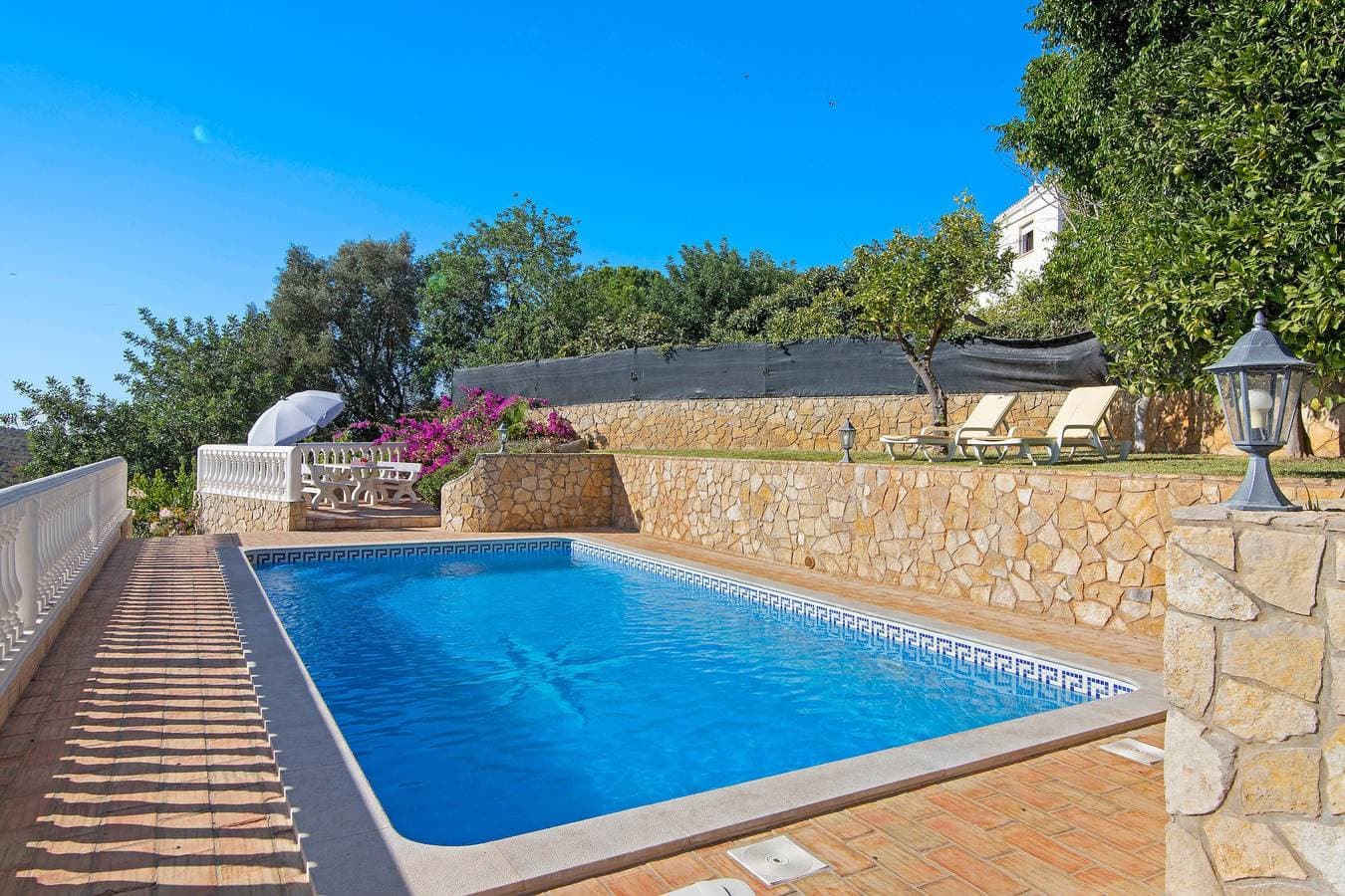 Foto 3 von 28: Ferienvilla Isabel mit Bergblick, WLAN, Klimaanlage, Pool, Garten und Grill