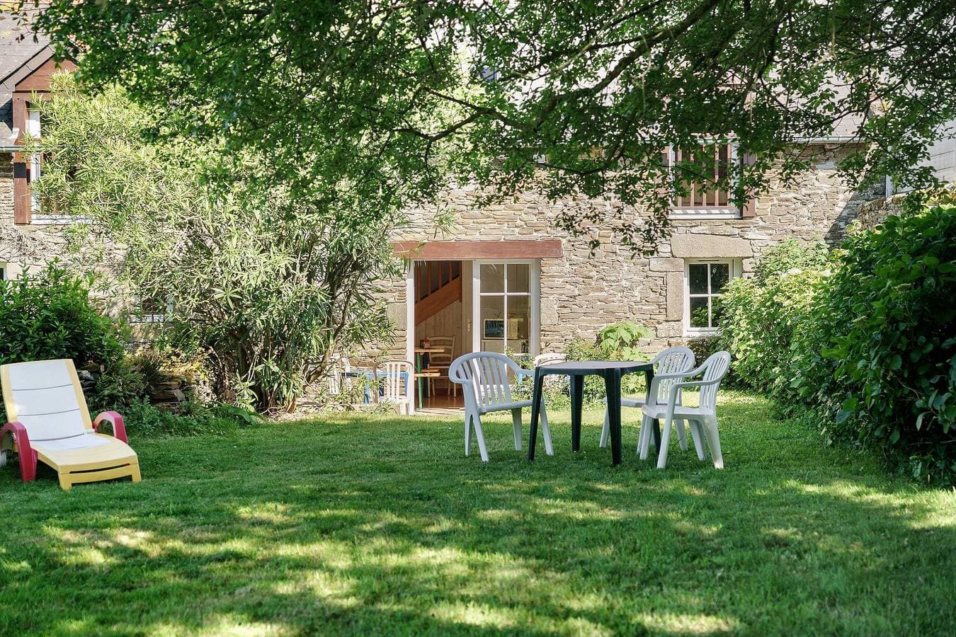 Foto 7 von 23: Gästezimmer „La Souricière - Le Puits“ mit gemeinsamer Terrasse, Garten und WLAN