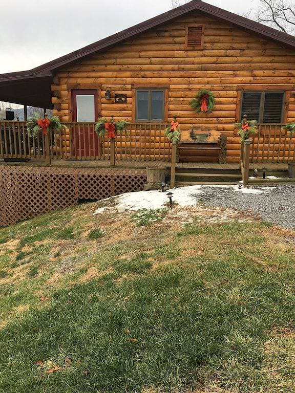 Foto 2 von 45: Potomac Overlook, New Log Cabin Vor Eingang zum Loch Smoke