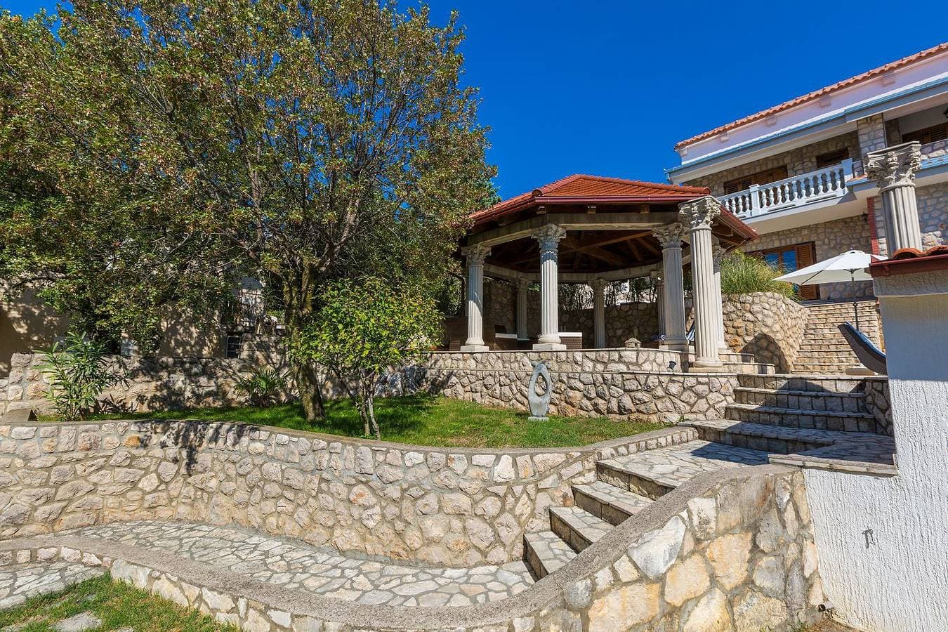 Foto 8 von 26: Reizendes Apartment nur 700 Meter zum Strand mit Meerblick, Pool, BBQ, WiFi