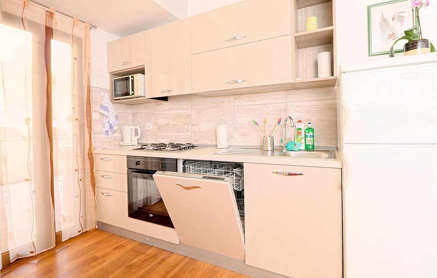 Foto 2 von 15: Gemütliche 73 m² große Wohnung mit Meerblick, Terrasse und Parkplatz, 200 m vom Strand entfernt