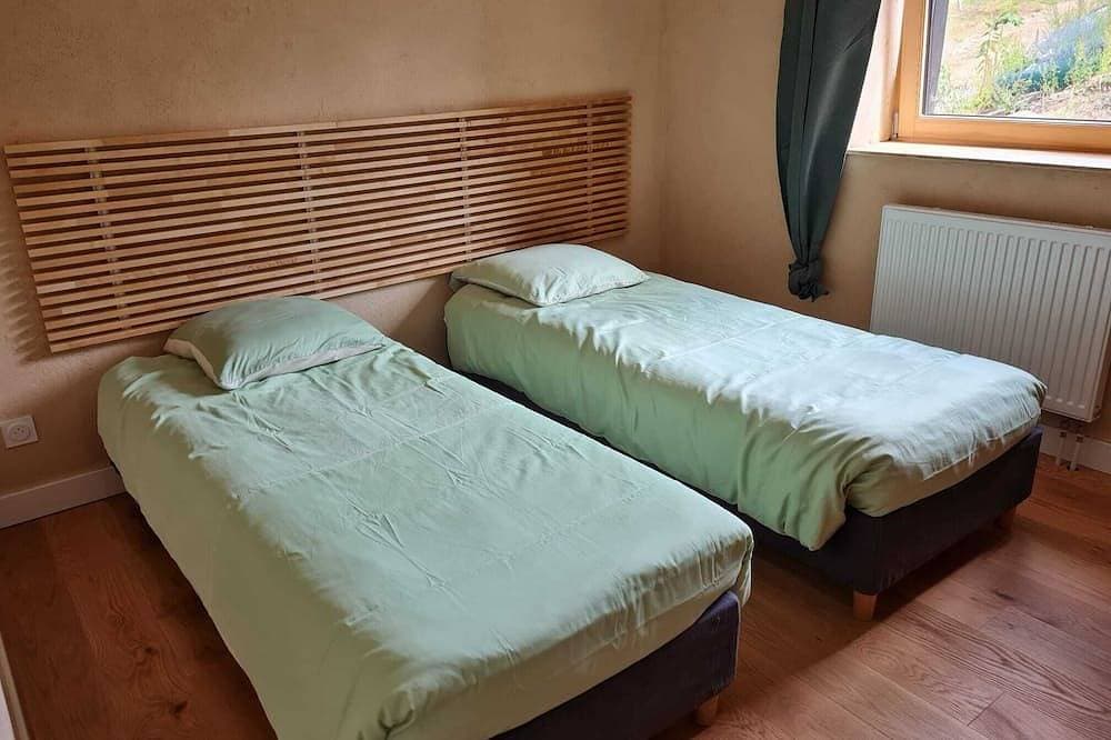 Foto 4 von 30: Comfortable forest house: 6 bedrooms + 1 dormitory 5 bathrooms in the heart of Ardèche verte