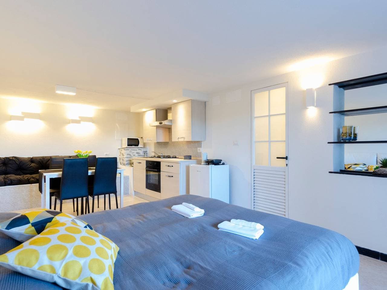 Foto 5 von 29: Einzimmerwohnung mit Terrasse und Blick auf den Berg