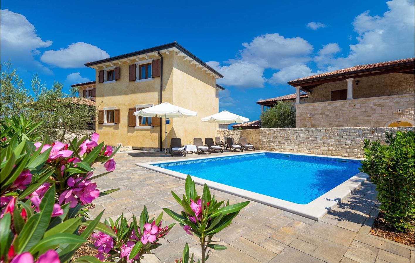 Reizendes Apartment mit 1 Schlafzimmer, Pool, WLAN und Terrasse, 800 m vom Strand entfernt 1