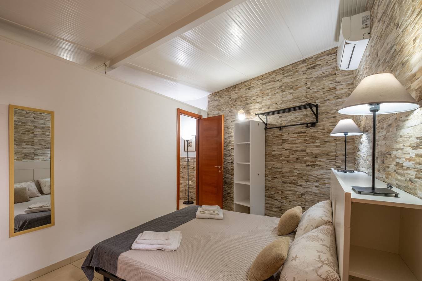Foto 8 von 22: Ferienhaus 'Villa Gaudì - Batllò' mit privater Terrasse, WLAN und Klimaanlage