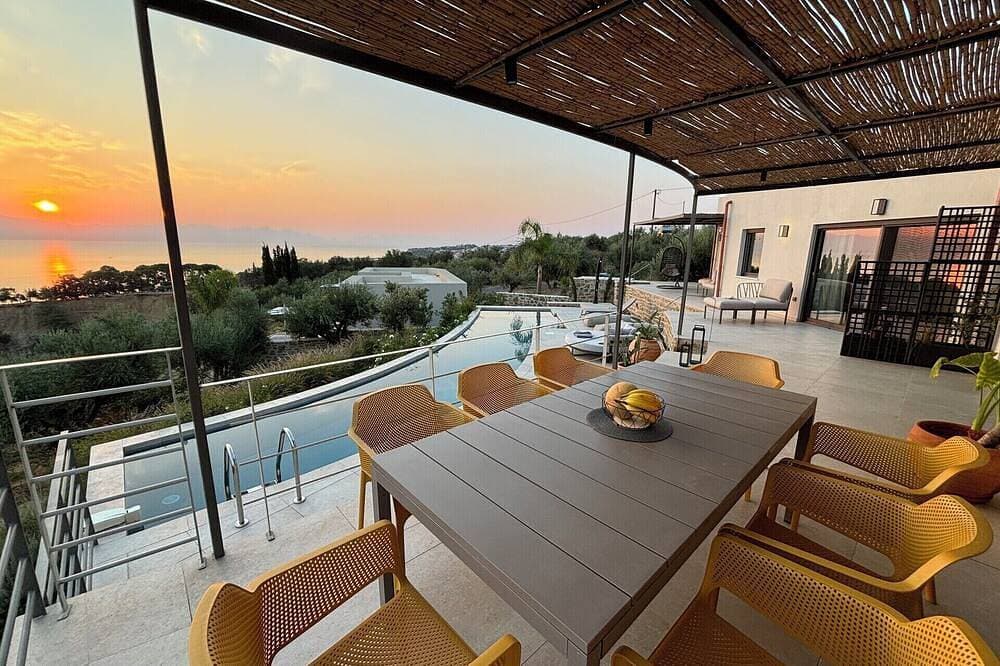 Foto 7 von 9: Luxury Villa with Private Swimming Pool & Sea View