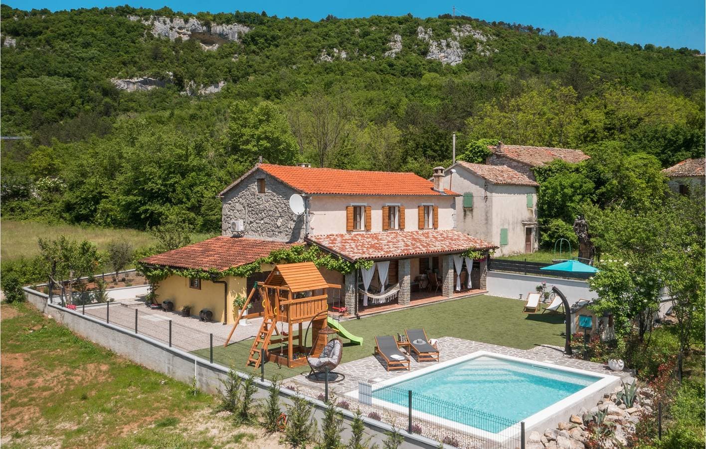 Charmante 2-Zimmer-Wohnung mit Terrasse, WLAN und Parkplatz in Roč 1