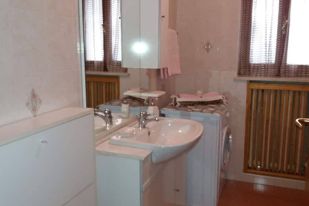 Foto 11 von 30: Villa Raggio di Sole ist eine Villa in Porto Porto Ceresio am Luganer See