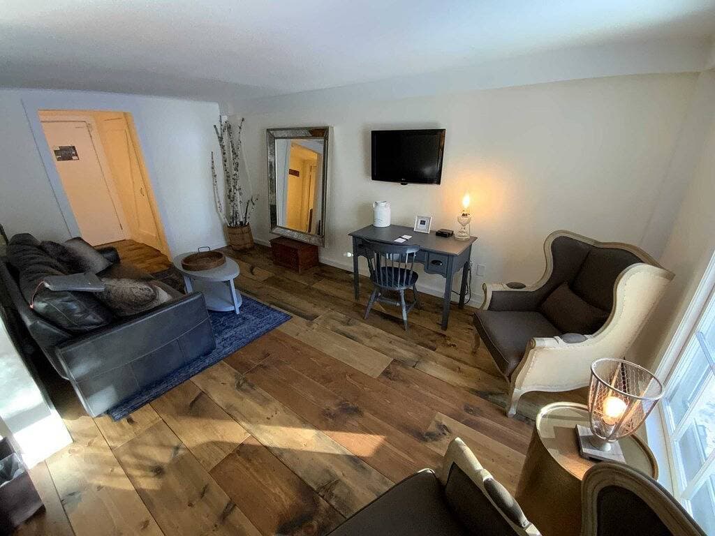 Foto 10 von 19: Luxus King Suite, Wohnzimmer mit Schlafsofa, Balkon & 1,5 Bäder