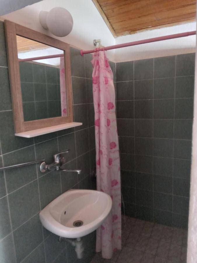 Foto 4 von 11: Basic Triple Room with Shared Bathroom