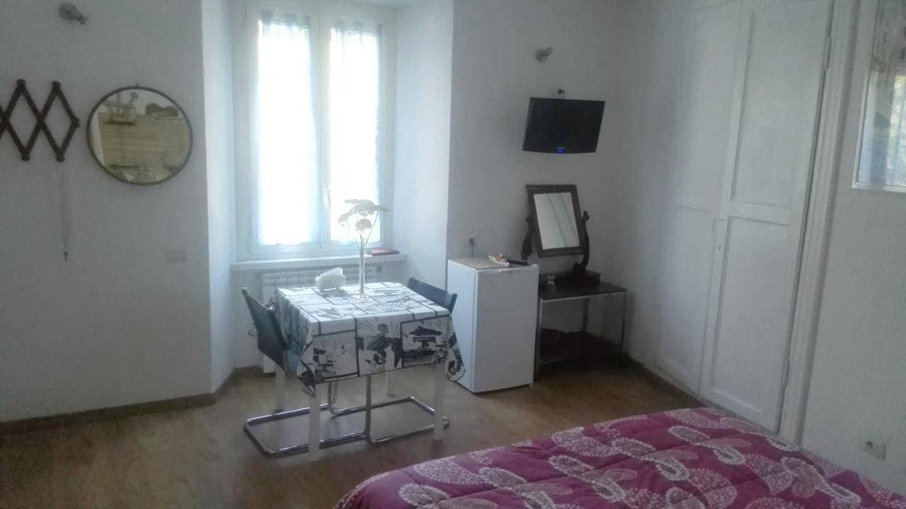 Foto 3 von 12: Double Room with Private Bathroom