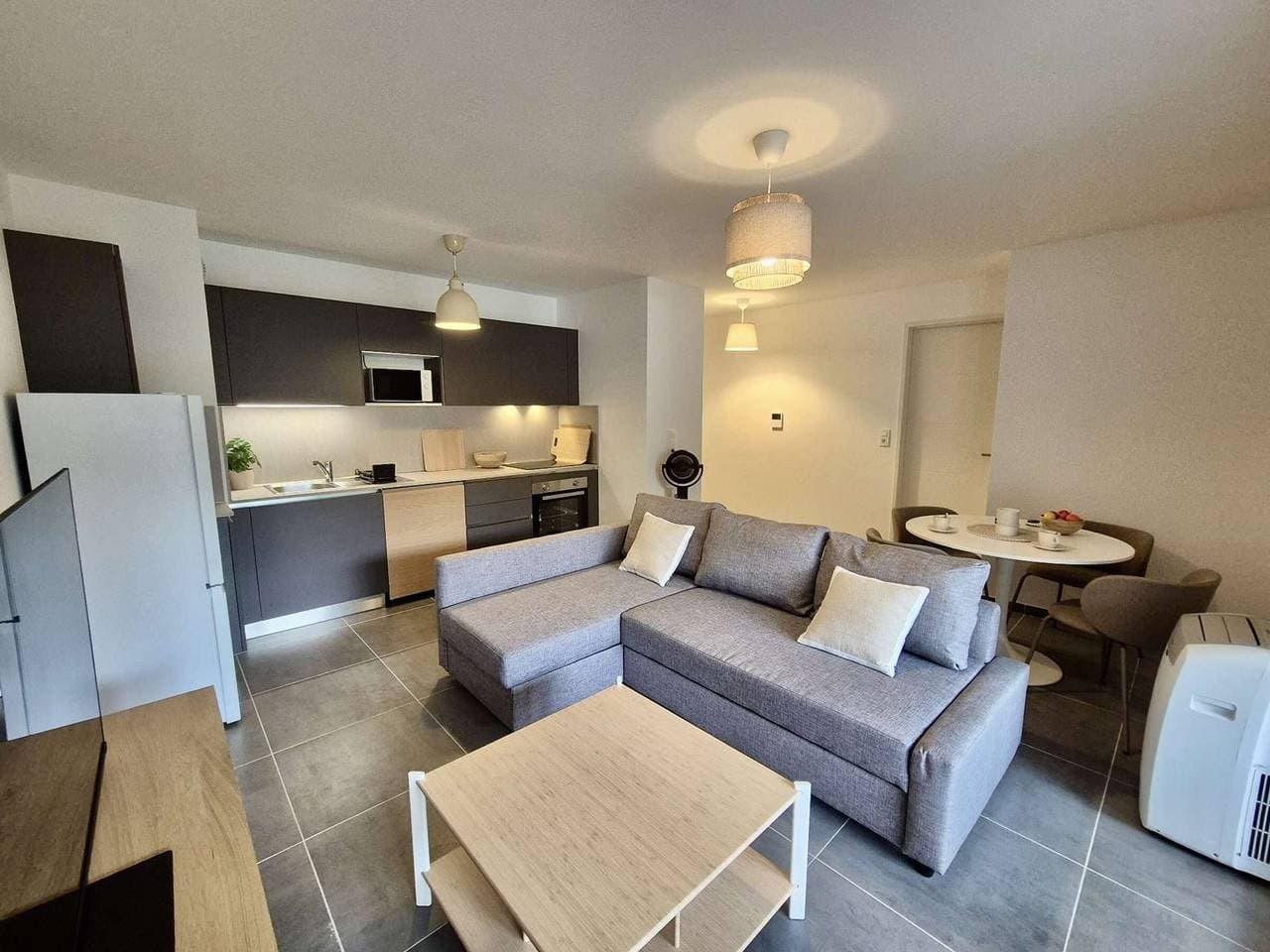 Foto 2 von 26: Moderne Wohnung mit Pool, Klimaanlage und Parkplatz in Cavalaire-sur-Mer