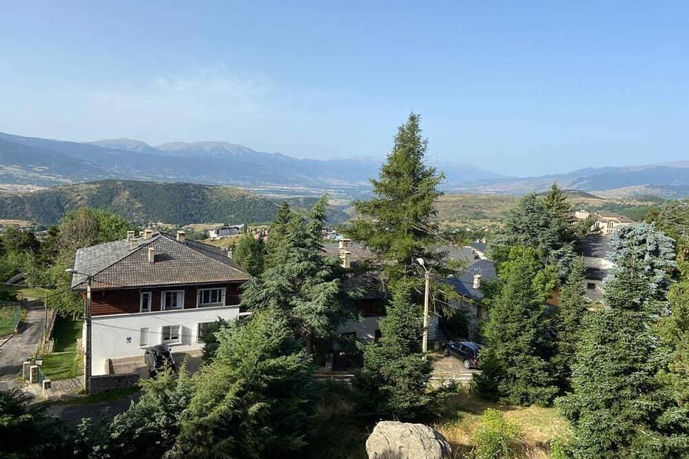 Apartment in residence with superb view and parking 1