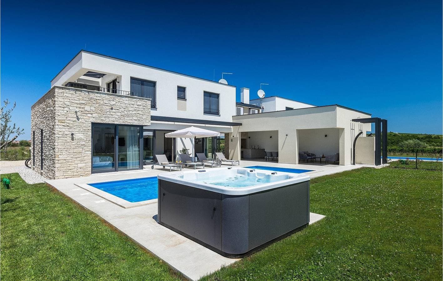 Reizende 1-Zimmer-Wohnung mit Pool und Terrasse in der Nähe der Sehenswürdigkeiten von Brtonigla 1