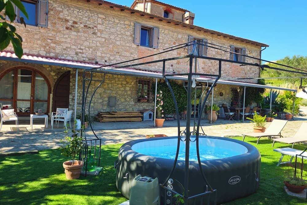 Cozy apartment in a Tuscan farmhouse with parking and an outdoor relaxation area 1