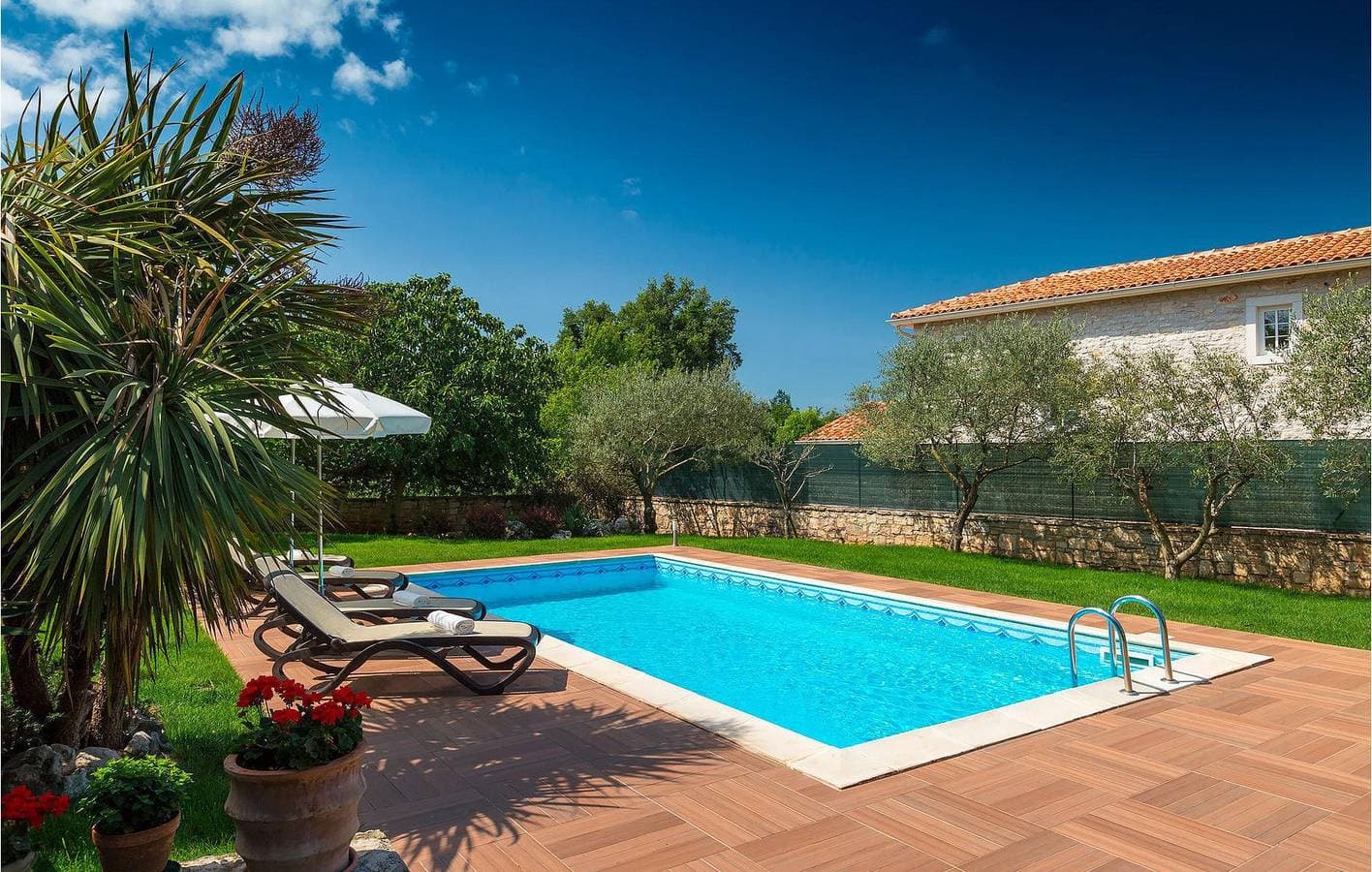 Foto 12 von 59: Charmante 145 m² große Wohnung mit Pool, Terrakotta und WLAN in der Nähe von Idila Rakovci