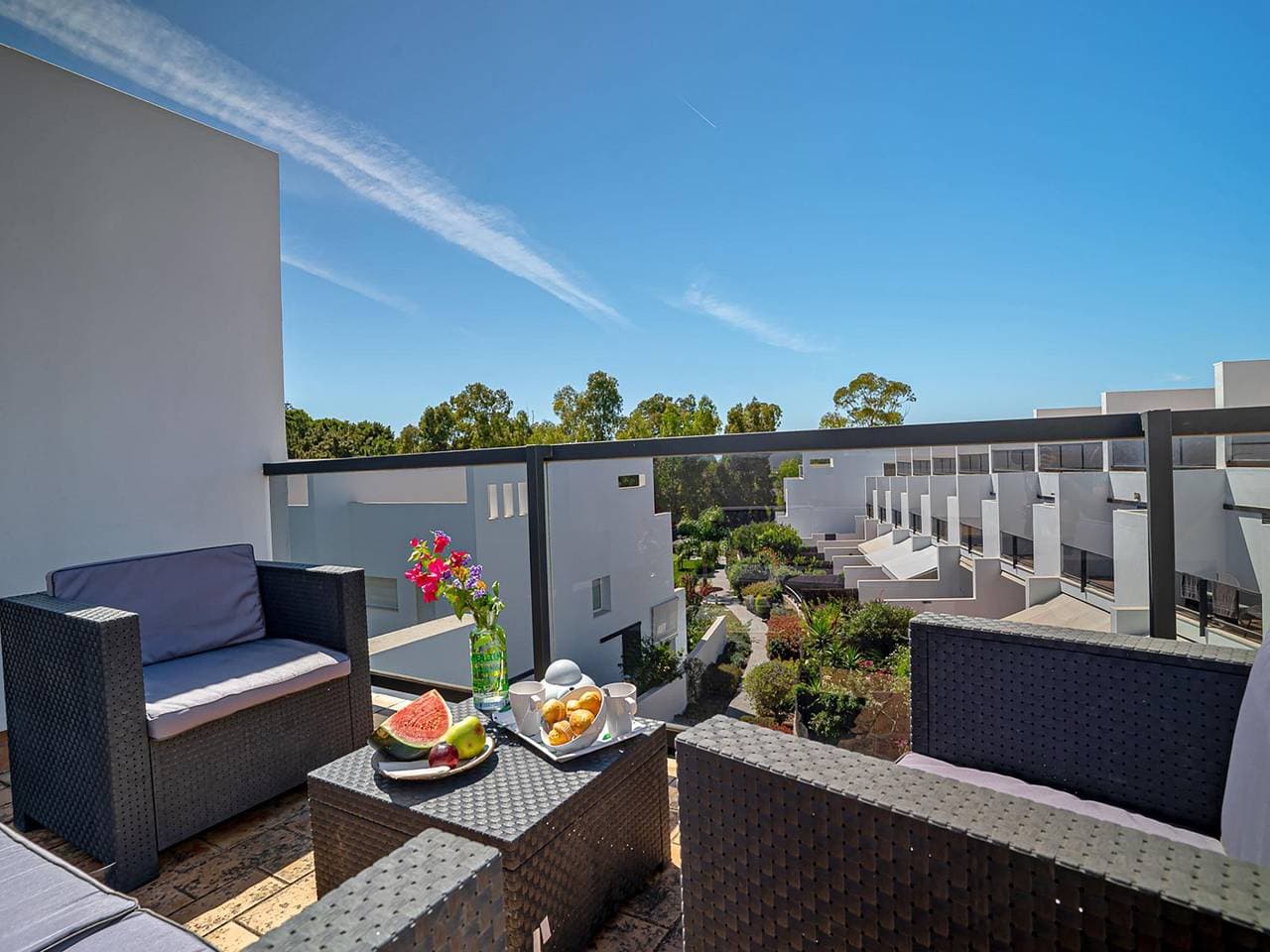 Foto 5 von 33: Behagliches Reihen-Endhaus im Residencial Playa Fontanilla bei Conil. Mit Pool.