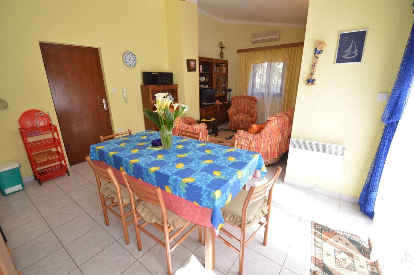 Foto 9 von 16: Apartment Franka 1, Wohnfläche 84 m2. Es verfügt über zwei Schlafzimmer, ein Badezimmer mit Badewanne, ein Wohnzimmer, ein Esszimmer und eine Küche. Das Apartment verfügt über eine große Terrasse und einen privaten Parkplatz.