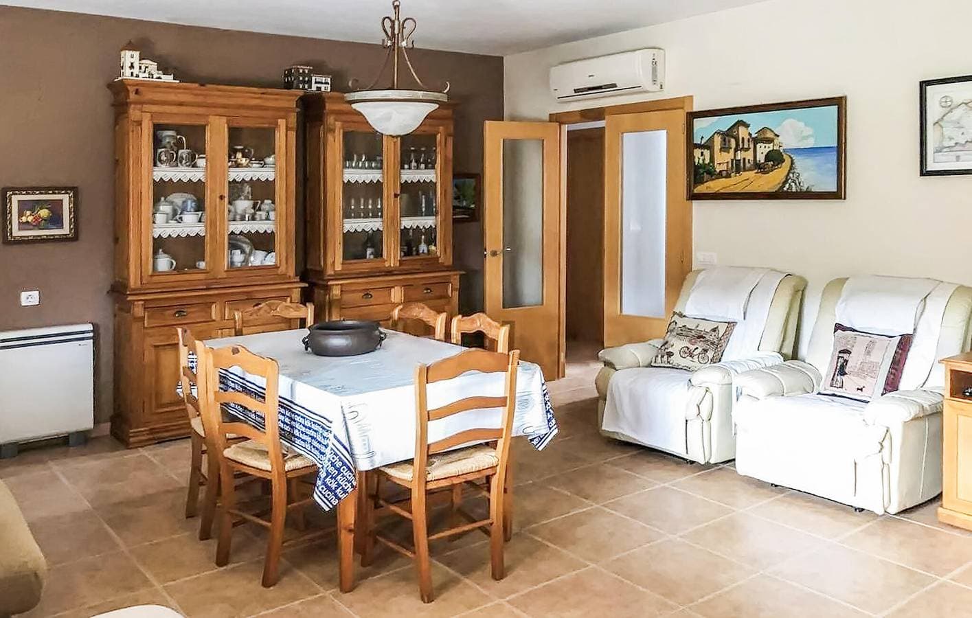 Foto 4 von 13: Xàtiva Poolside Retreat - AC, Parkplatz, Terrasse