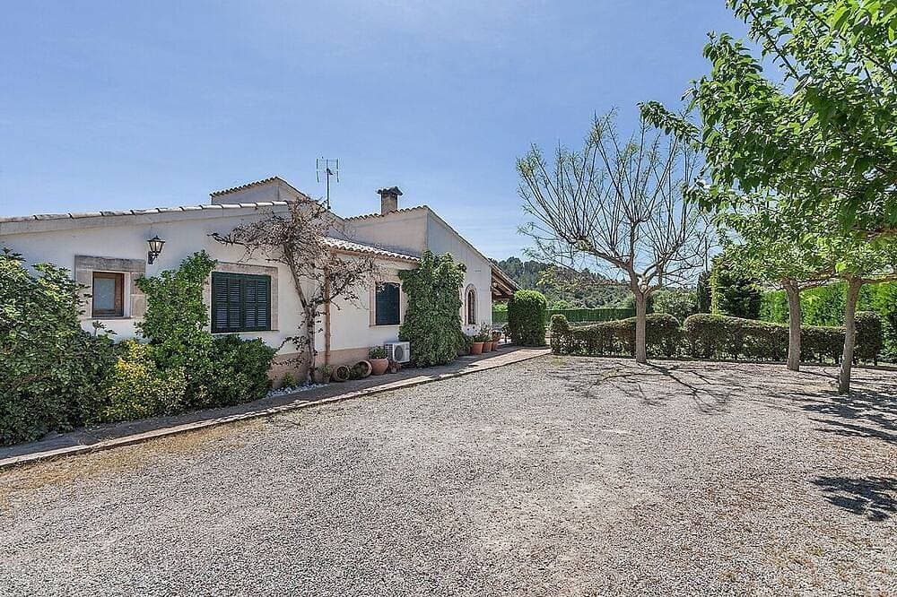 Foto 10 von 23: Die Villa verfügt über einen großen Garten mit einem langen rechteckigen Pool.