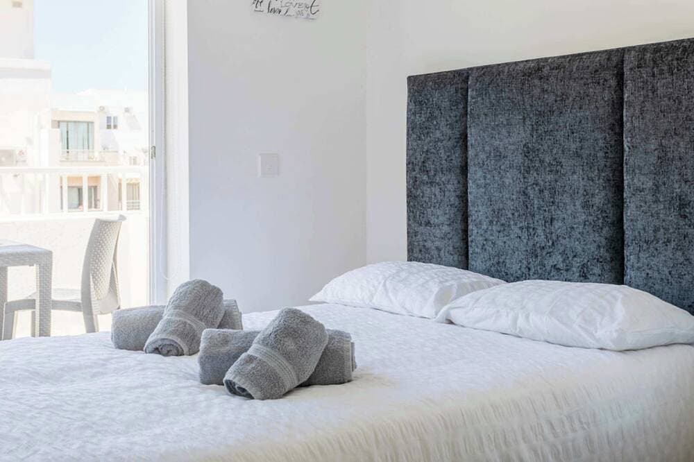 Foto 10 von 29: Terrace & Sea Views - Saint Julian's Spacious 3Br
