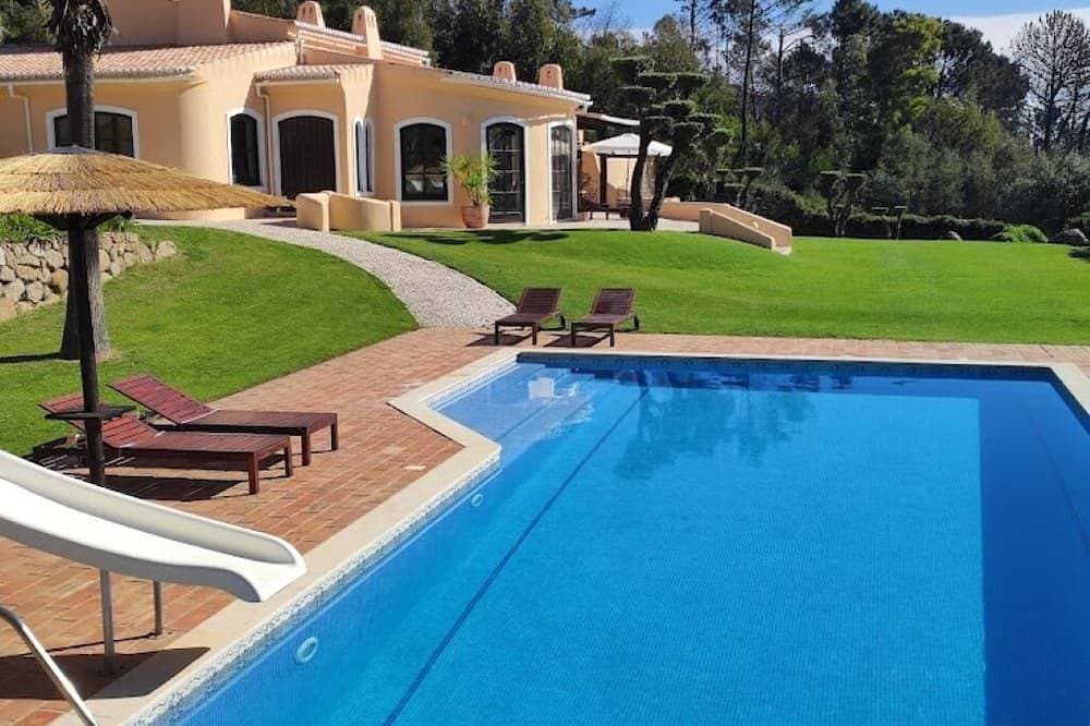 Berghangvilla in landschaftlich gestalteten Gärten und üppigen Wäldern mit toller Aussicht und Pool 1