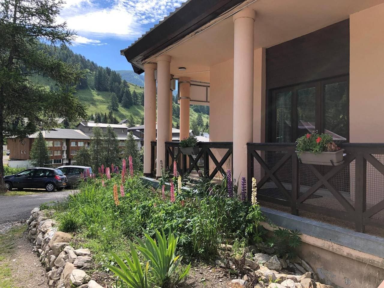Foto 2 von 19: Bed & Breakfast 'La Baïta De La Foux – Zimmer 1' mit Bergblick, Gemeinschaftsterrasse und WLAN