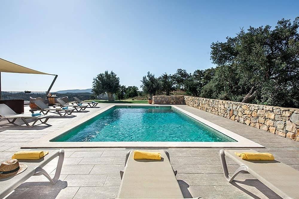 Beautiful Villa with Swimming Pool and Amazing Views. 1