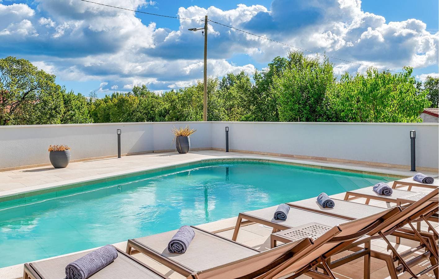 Foto 7 von 38: Geräumige 2-Zimmer-Wohnung mit Pool, WLAN und Parkplatz in der Nähe des Stadtzentrums von Kujici