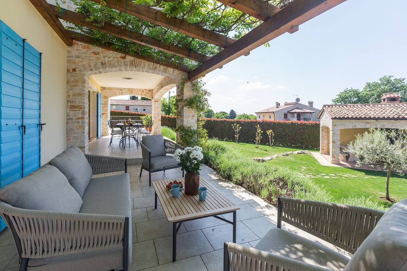 Foto 3 von 39: Mediterrane Steinvilla mit beheiztem Privatpool, aromatischen Mittelmeerpflanzen