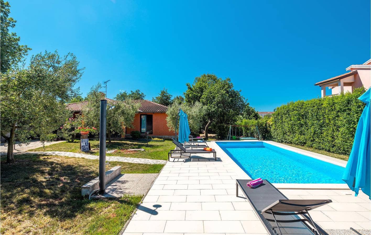 Foto 7 von 39: Geräumige 2-Zimmer-Wohnung mit Pool, WLAN und Parkplatz in der Nähe des Zentrums von Heraki