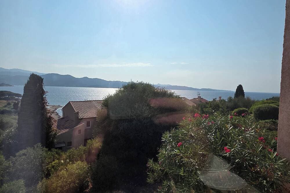 Foto 5 von 7: One-bedroom apartment right on the water, 5 minutes from St. Florent.