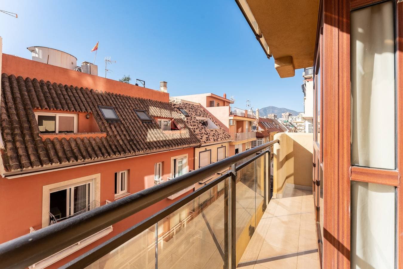 Foto 3 von 16: 'Strand-Ferienwohnung' mit Bergblick, Balkon und WLAN