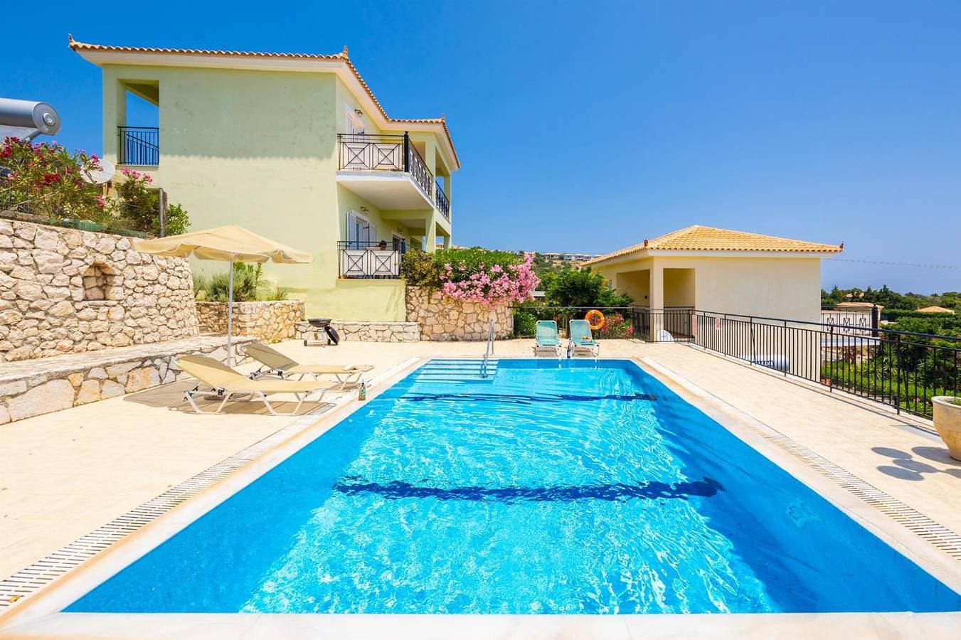 Foto 9 von 41: Villa für 6 Personen mit Balkon