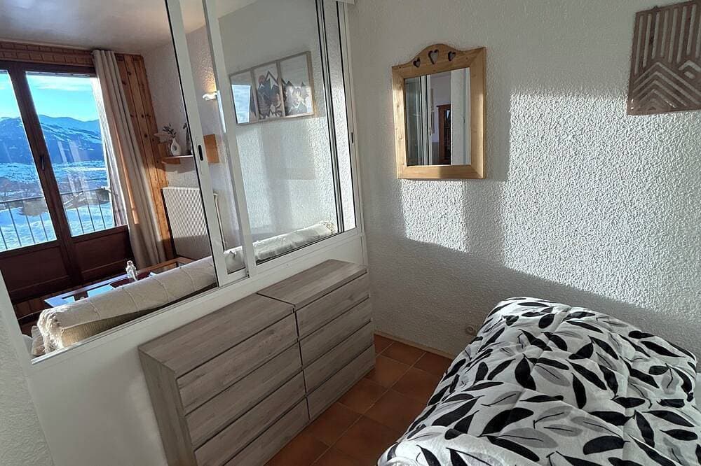 Foto 4 von 21: Cozy Apartment with Mountain View, Balcony & Free Parking