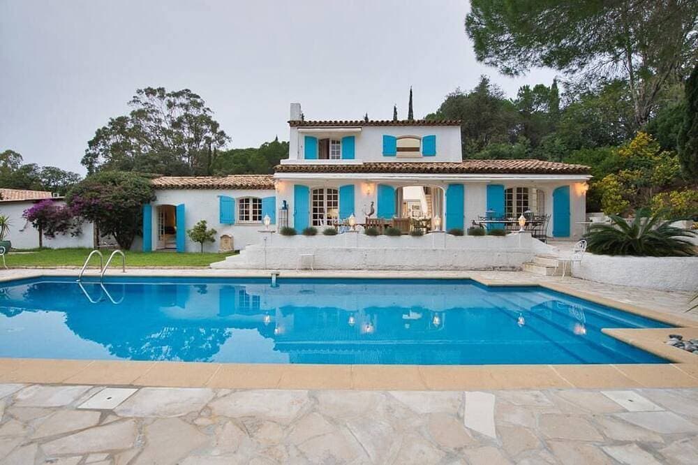 Villa with swimming pool walking distance from the beach 1