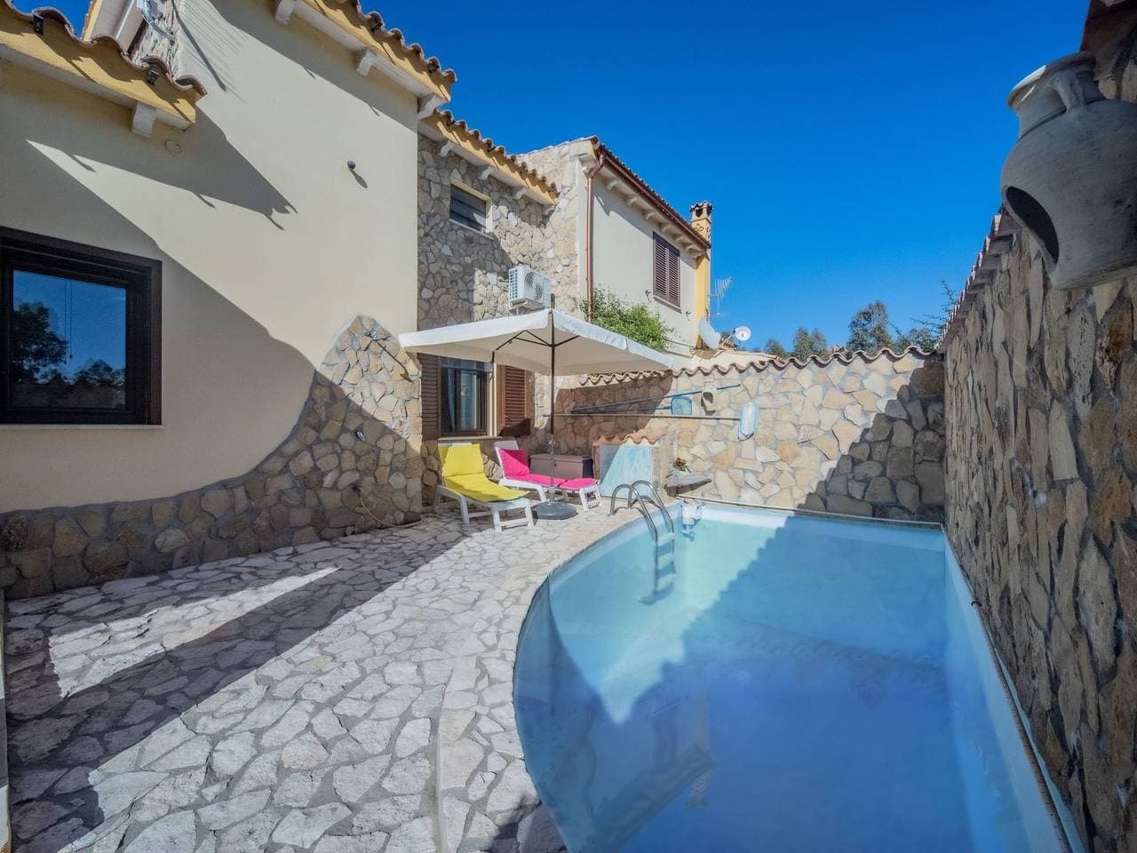 Foto 4 von 38: Schöne moderne Villa mit privatem Pool.