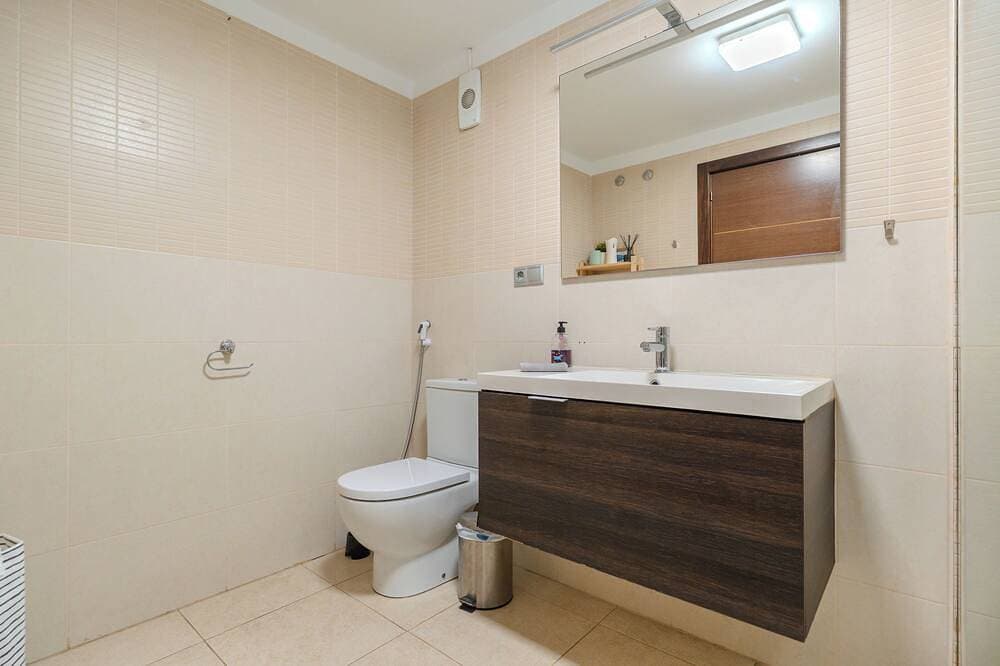 Foto 9 von 30: Neu !!! Luxuswohnung, 32 m2 Sonnenterrasse, Blick auf den Pool
