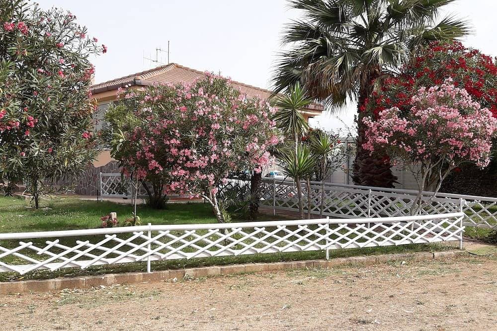 Foto 8 von 30: Villa Terma with Private Pool, Garden And Play Area - Free WiFi!