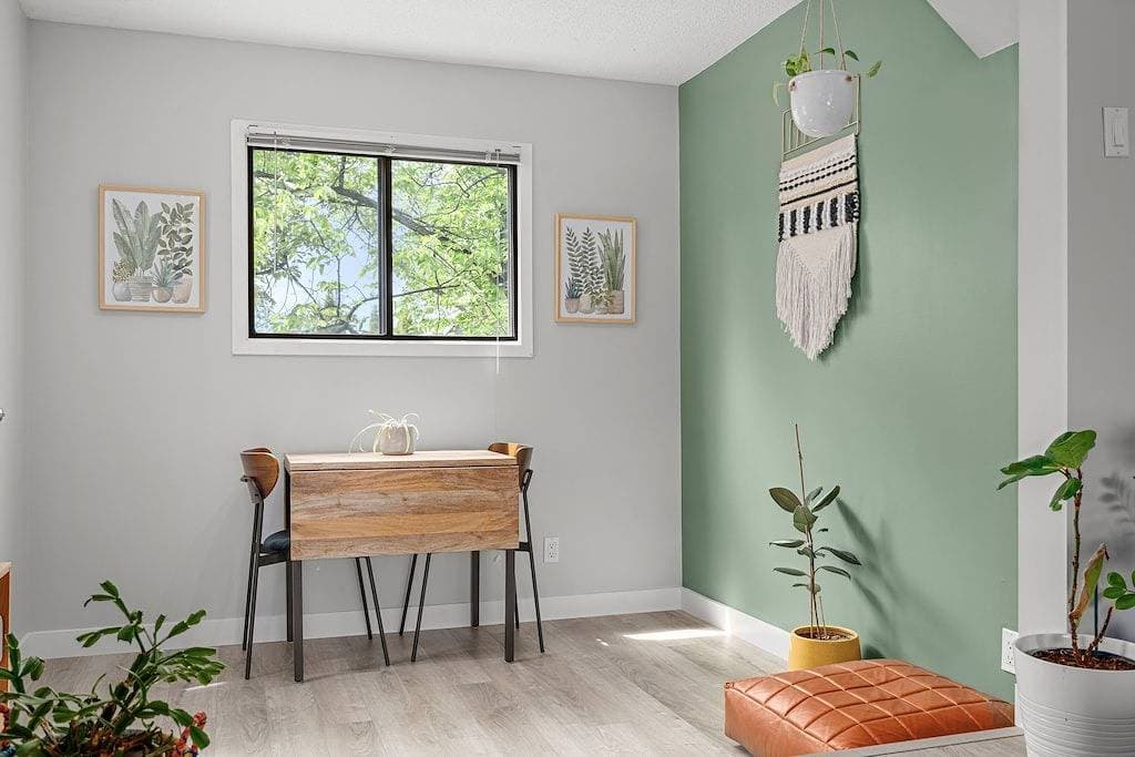 Foto 9 von 22: Scarlet Manor | Mid Century Zen Suite. 1 Br. Near Dt, C-train.