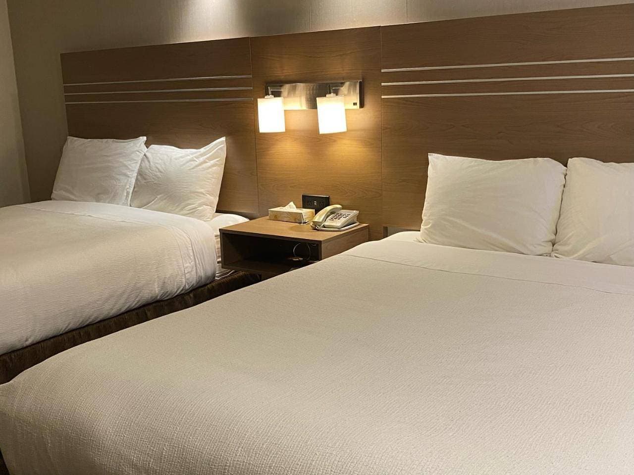 Foto 6 von 7: Two Queen Bed Room & One Queen + One Twin Room