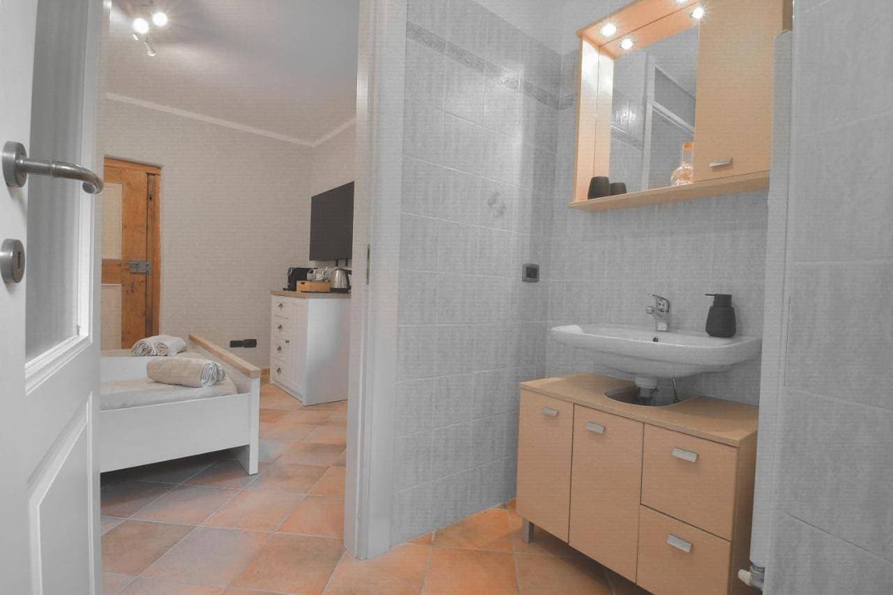 Foto 7 von 7: Double Room with Private Bathroom