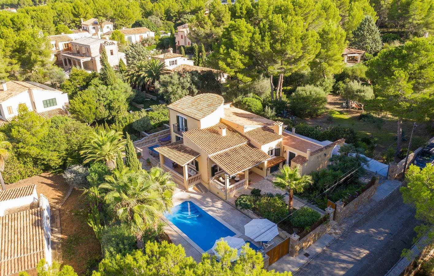 Luxuriöses Strandapartment mit Pool und Terrasse 1